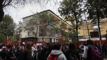 Encapuchados atacaron a funcionarias del Liceo 1: Hay siete detenidos