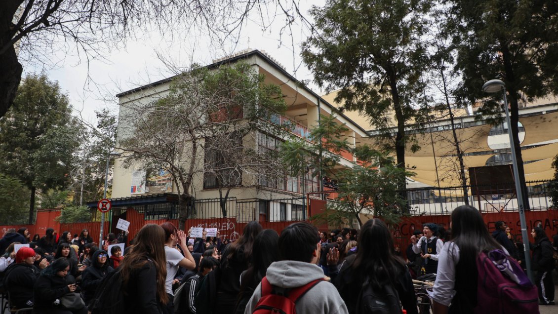 Encapuchados atacaron a funcionarias del Liceo 1: Hay siete detenidos
