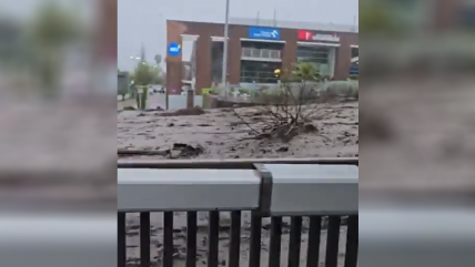Gente atascada en la U. de Los Andes y Clínica UC inundada por 