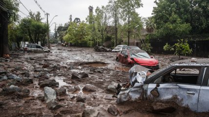   Aluvión en Las Condes: Bomberos evacuó y rescató a más de mil personas 