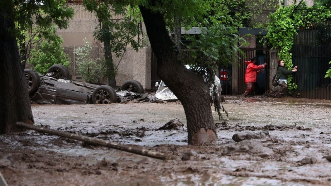 Alertan por poste energizado entre el barro en San Carlos de Apoquindo tras el aluvión