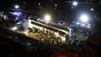 Al menos un fallecido y 40 lesionados tras desbarrancar bus en Valparaíso