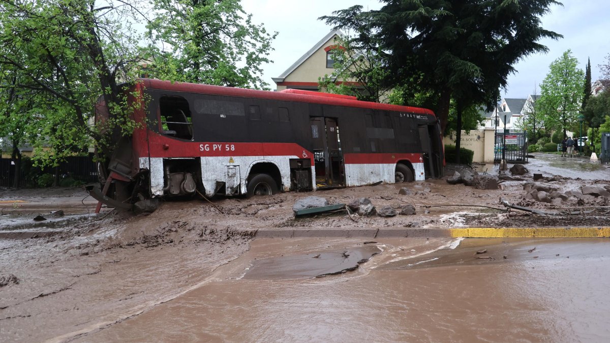 Aluvión en Las Condes arrastra buses y vehículos tras desborde de canal