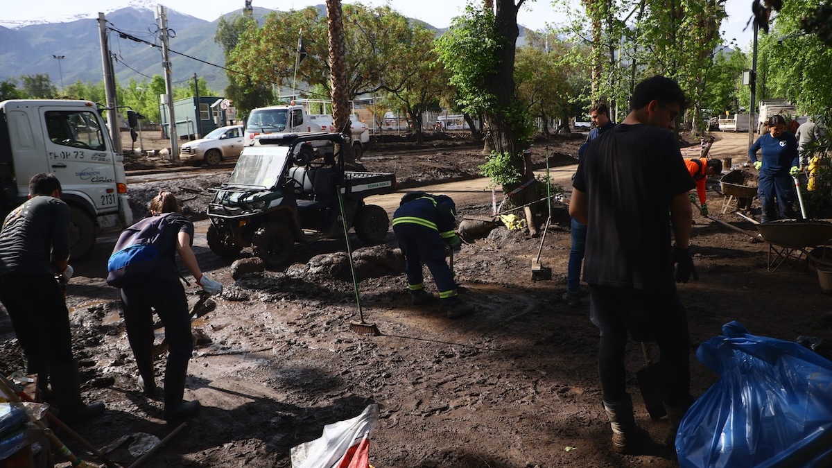 "La caca a nosotros": Vecinos critican depósito de residuos del aluvión en Parque Anakena