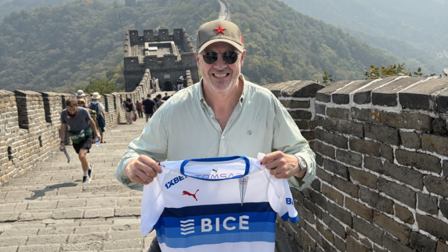 "Con la franja a todos lados": Juan Tagle lució camiseta de la UC en la Gran Muralla China