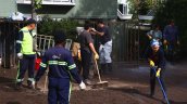 Aluvión en Las Condes: Barro seco dificulta limpieza de viviendas