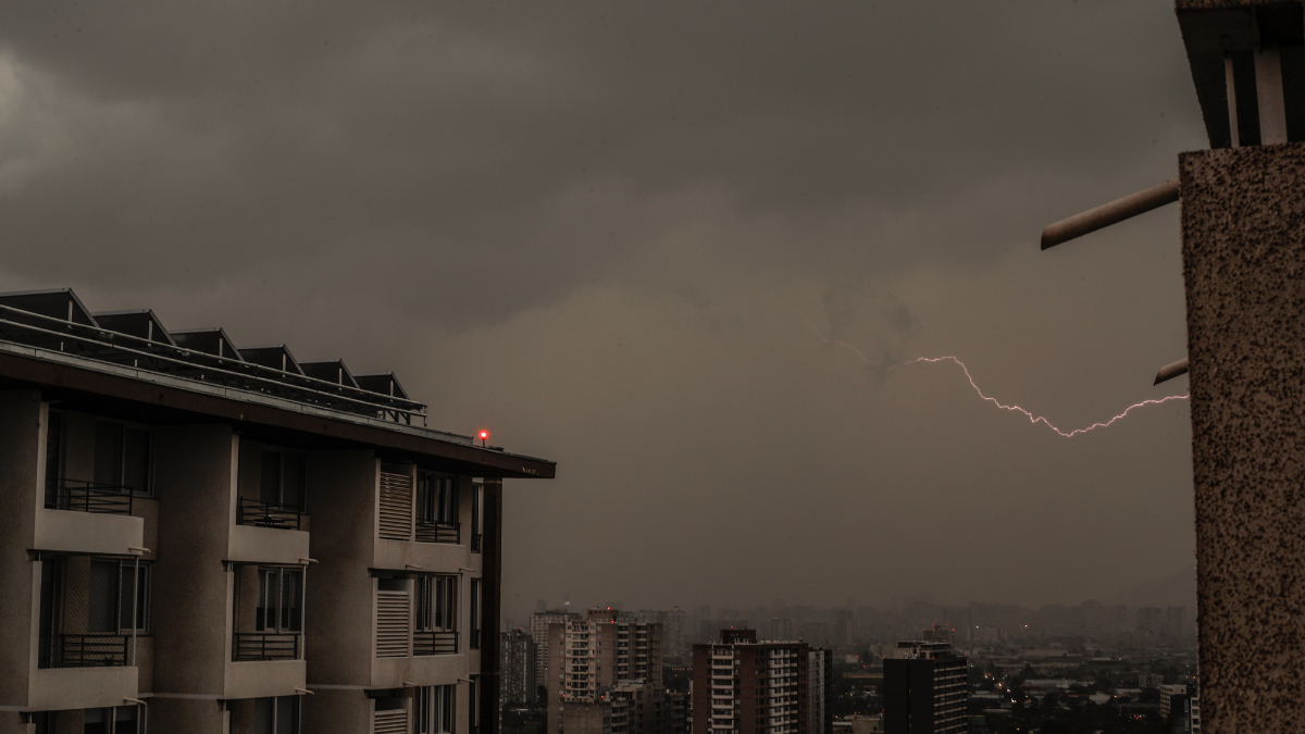Lluvias dejaron a más de 40 mil clientes sin servicio eléctrico en la Región Metropolitana