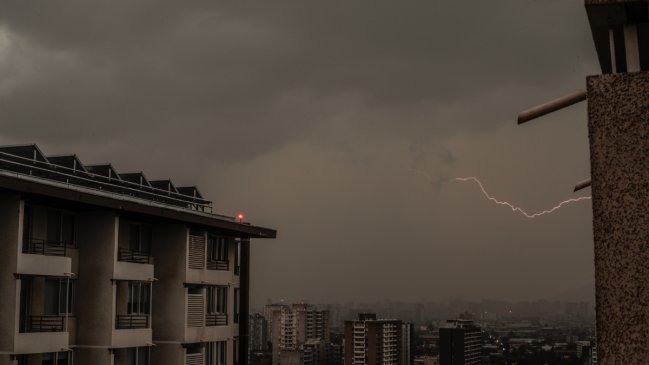 Lluvias dejaron a más de 40 mil clientes sin servicio eléctrico en la Región Metropolitana