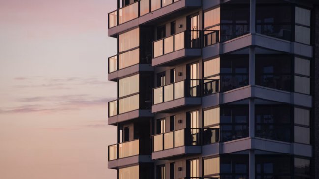 Tras engañar al conserje, ladrón trepó balcones para robar departamentos en Providencia