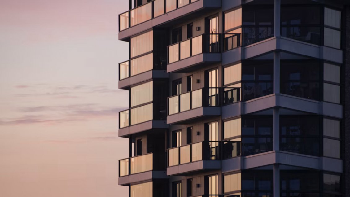 Tras engañar al conserje, ladrón trepó balcones para robar departamentos en Providencia
