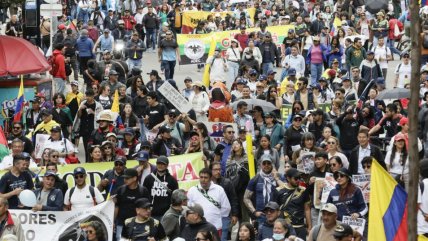   Miles de colombianos participaron en la primera marcha contra presidente De La Espriella 