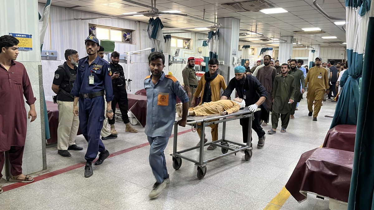 Al menos 27 niños muertos por derrumbe del techo de una escuela en Pakistán