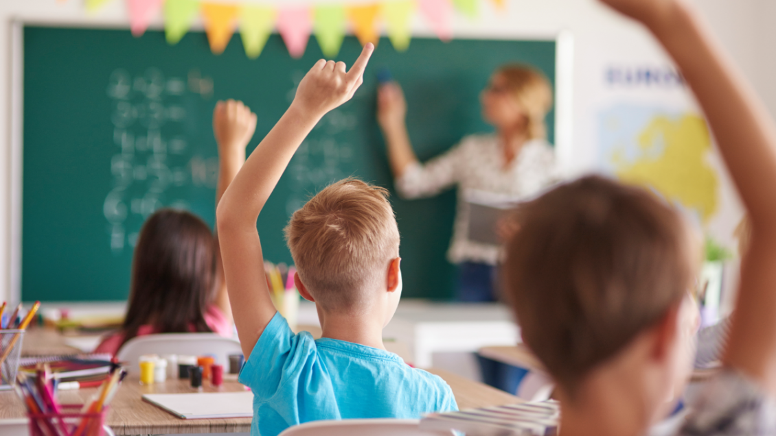 Abren convocatoria para profesores chilenos en EEUU con sueldos de $2,6 millones