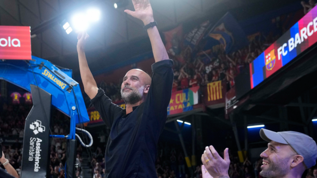 [VIDEO] Guardiola fue ovacionado en partido de baloncesto de Barcelona