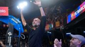 [VIDEO] Guardiola fue ovacionado en partido de baloncesto de Barcelona