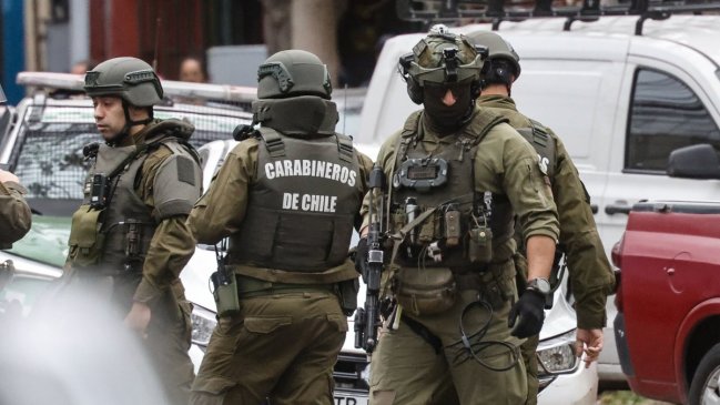 Tres personas fueron detenidas por transacción de droga en plena vía pública en Bajos de Mena