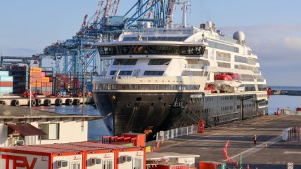 Con el arribo de moderno barco noruego, Valparaíso inició la temporada de cruceros 2026-2027