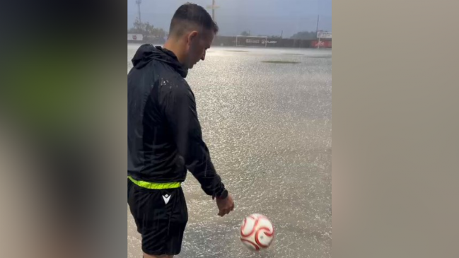   [VIDEO] Insólito: Arbitro comprobó si se podía jugar en cancha inundada en España 