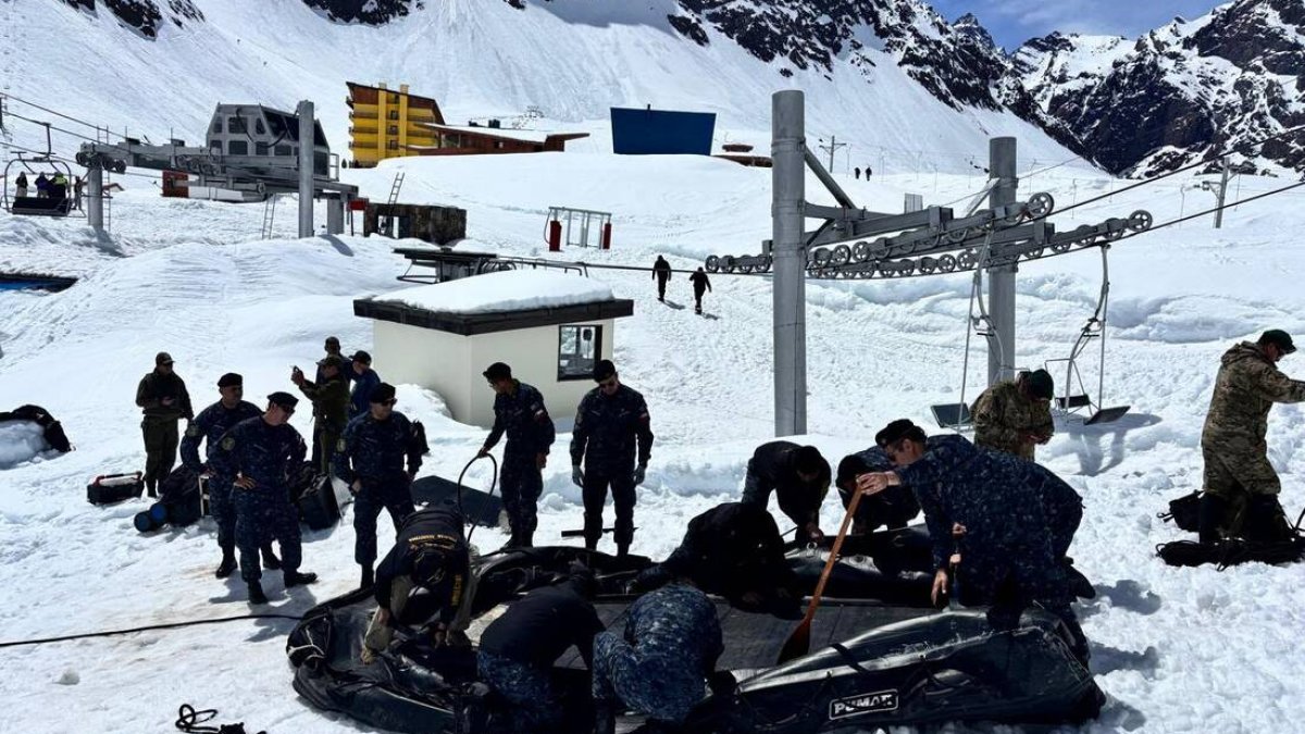 Armada refuerza despliegue para recuperar cuerpo de tercera víctima de avalancha en Portillo