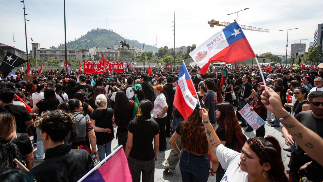 Marcha conmemora en Santiago los siete años del 18-O, pese a no contar con permiso
