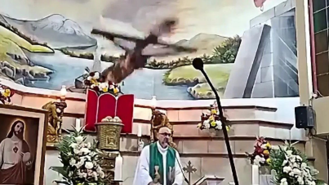 Un sacerdote murió en Ecuador tras caerle una cruz durante misa transmitida en directo