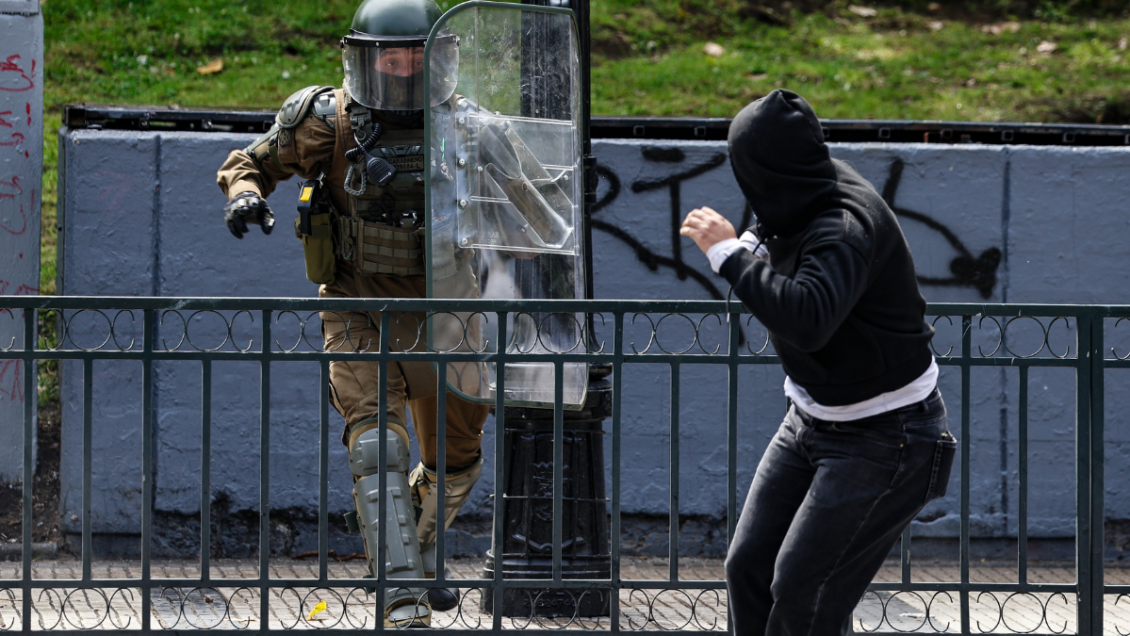 Al menos 29 detenidos tras marcha por aniversario del estallido social en Santiago
