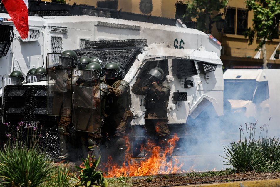 Enfrentamientos entre manifestantes y Carabineros marcaron manifestación por el 18-O