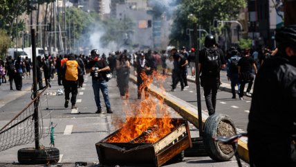 Conmemoración del 18-O dejó al menos 30 detenidos, seis carabineros lesionados y un bus incendiado