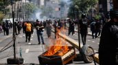 Conmemoración del 18-O dejó al menos 30 detenidos, seis carabineros lesionados y un bus incendiado