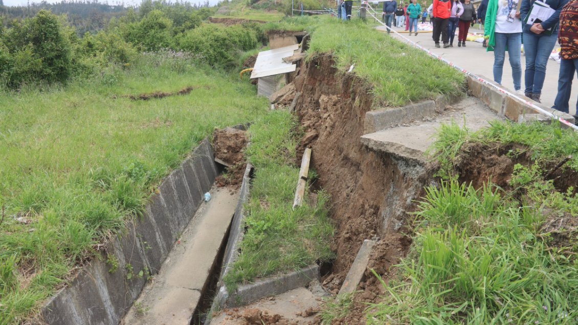 Alerta roja para Arauco: Evacuación preventiva de más de 150 familias por nuevo socavón