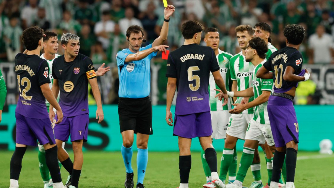 Escándalo por gol anulado a Betis: Arbitro acudió al VAR tras pedido de Barcelona