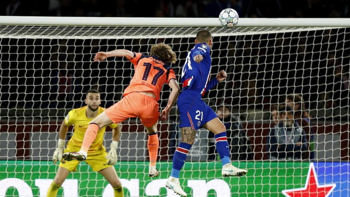 [VIDEO] Lucas Hernández marcó de cabeza para adelantar a PSG ante Barcelona