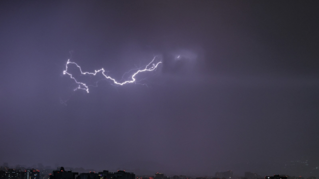 Llueve y truena sobre Valparaíso y Santiago
