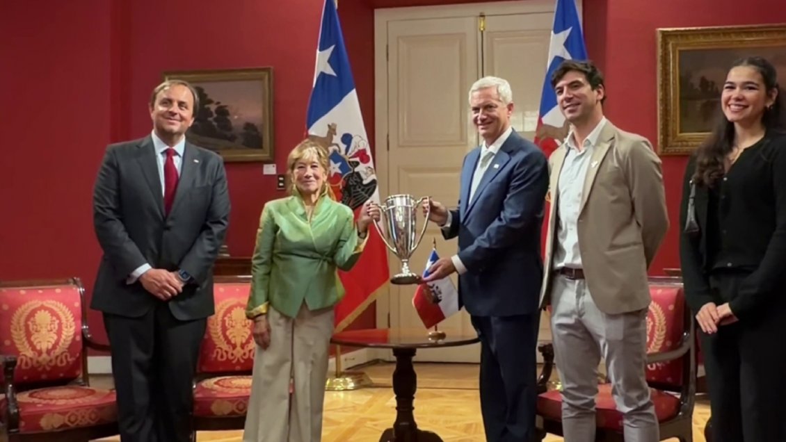 Histórico trofeo del US Open ganado por Anita Lizana visitó La Moneda