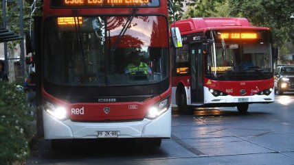 Vitacura: Bus Red se incendió y mantiene el tránsito restringido en Costanera Norte
