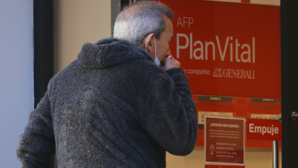 Comunistas piden que Kast patrocine proyecto para que las AFP devuelvan la plata perdida