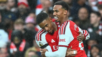 Arsenal batió a Everton e igualó a Manchester City en la cima de la Premier League