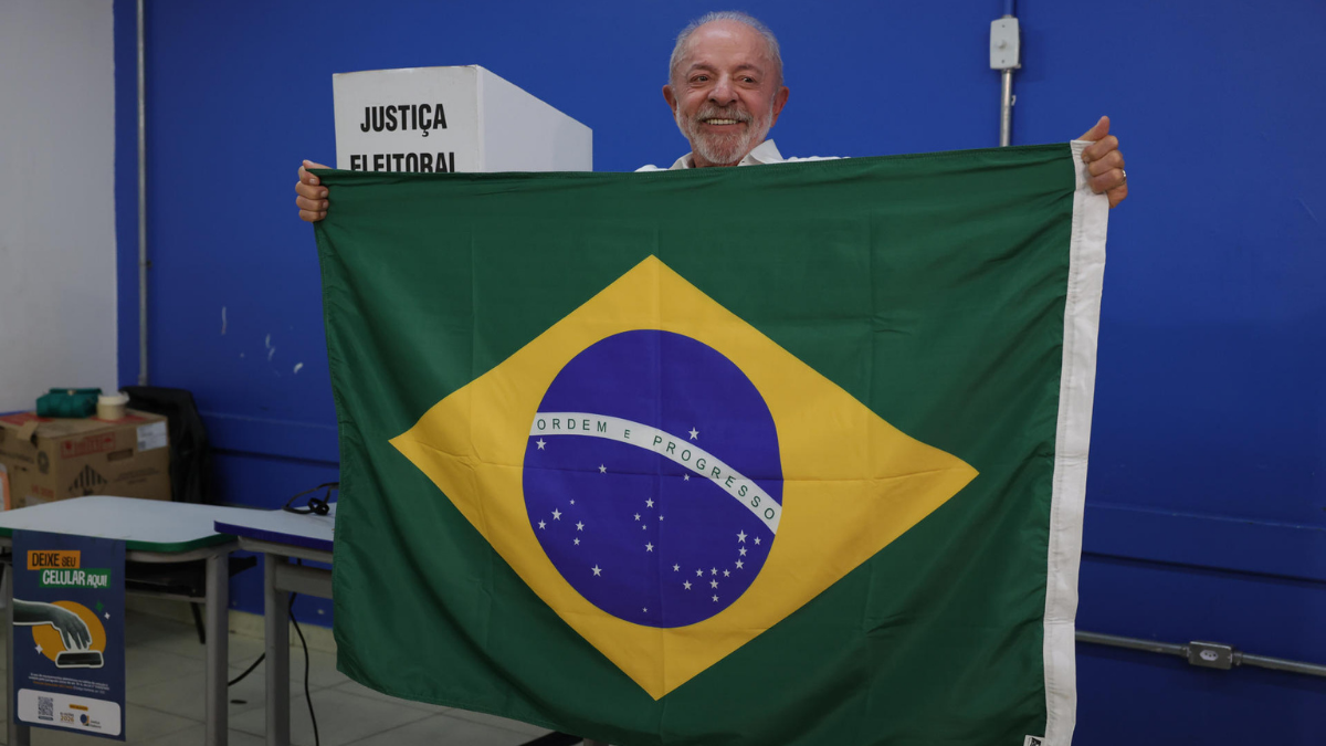 Al ir a votar, Lula dijo que Bolsonaro "quiere gobernar con la bandera estadounidense"