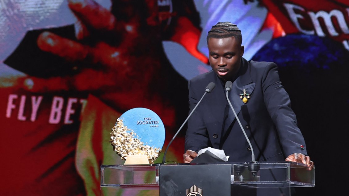 Bukayo Saka fue galardonado con el Premio Sócrates en la gala del Balón de Oro