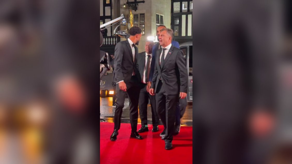 [VIDEO] El momento en que Vozinha y Mosa pasaron por la alfombra roja del Balón de Oro