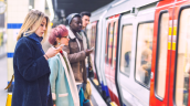 Reino Unido multará a pasajeros que escuchen música sin audífonos en el Metro