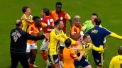 [VIDEO] Clásico entre Galatasaray y Fenerbahce terminó en violenta batalla campal