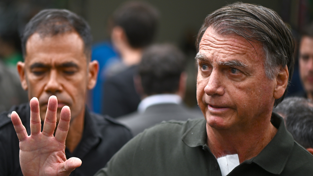 Jair Bolsonaro "intenta asimilar todo lo que está ocurriendo", según uno de sus hijos
