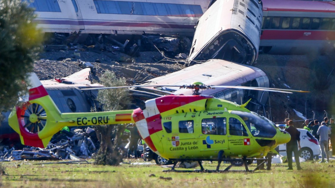 A 64 subió cifra de fallecidos en trágico choque de trenes en España