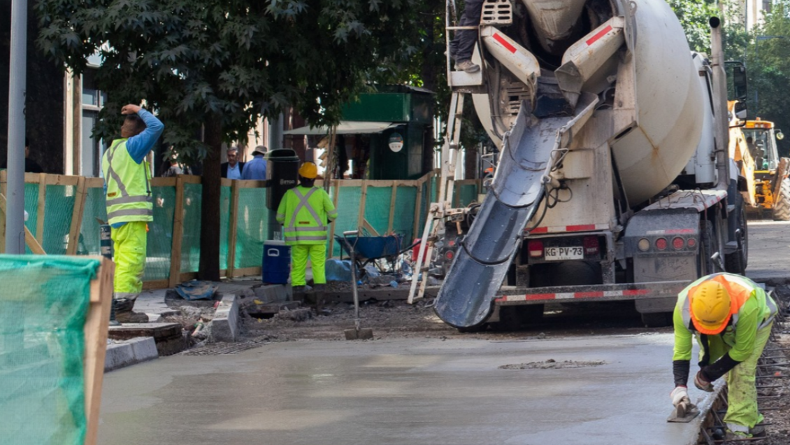 Minvu tapará hoyos y reparará calles en cinco comunas de la RM