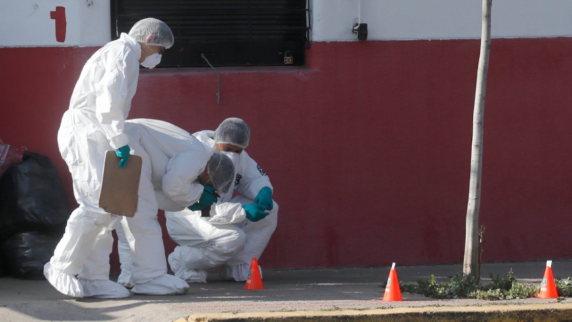 Investigan ataque de más de 50 disparos en el centro de Santiago